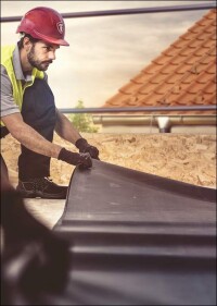 Firestone geht mit RubberCover auf kleine Dächer