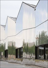 Busdepot in Winterthur mit hochglänzender Chromstahlfassade