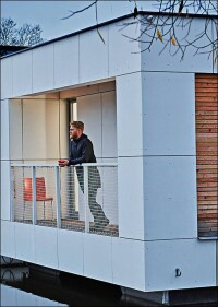 Durchgefärbt und mit Acryllack beschichtet: die neue Fassadentafel „Transparent“ von Cembrit