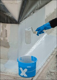 Flüssigkunststoff erobert sich Fundamente und Sockel - auch bei feuchten Untergründen