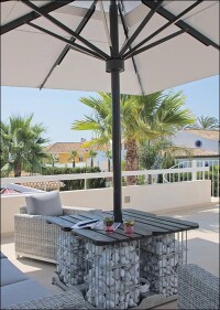 Gabionen von Caravita als mobile Sonnenschirmständer und Sitzmöbel für die Außengastronomie