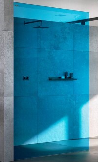 Freistehende Duschwand als farbiger Hingucker