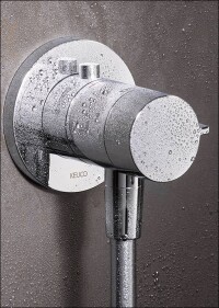 IXMO_solo: Thermostat, Absperrventil und Schlauchanschluss in einer minimalistischen Armatur