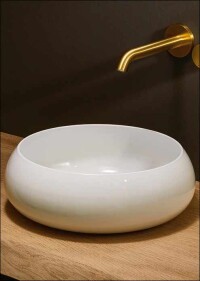 Archetypische Waschtisch-Schale aus glasiertem Stahl mit der Ästhetik feiner Porzellangefäße