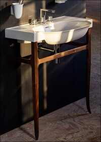 Klassische Schönheit im modernen Laufen-Outfit