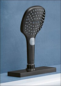 Hansgrohes Schlauch-Aufrollsystem „sBox“ nun auch für Badewannen