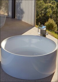 Großzügige 150 Zentimeter: Kreisrunde Badewannen aus glasiertem Stahl