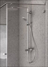 Duscholux-Duschwand Viva mit individualisierbaren Führungsschienen und Scharnieren