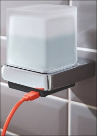 Erster aufladbarer Sensorseifenspender von Emco im Seriendesign