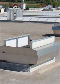 Lichtband mit regensicherer Lüftung von Lamilux und Roda