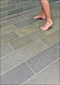 Robustes Spaltgestein rutschfest und seidig glänzend