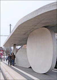 Wandscheiben aus Sichtbeton schmücken Tram-Endhaltestelle Kehl