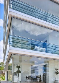 Joy am Ufer mit insgesamt mehr als zwei Kilometern Lumon-Glaselementen