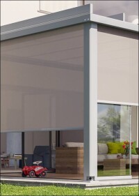 Senkrechter Sonnenschutz für mehr Privatsphäre auf der Terrasse