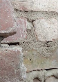 Schonende Sichtmauerwerkssanierung mit zementfreiem Muschelkalkmörtel
