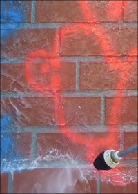 Graffiti-Entferner an Klinkersteinen und Verblendern getestet