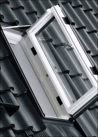 Kleineres Velux Wohn- und Ausstiegsfenster mit Türfunktion abgestimmt auf Ziegelmaße