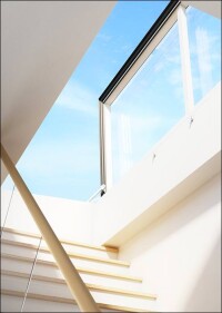 Neuer Luxus-Flachdach-Ausstieg von Lamilux mit einem Flügel