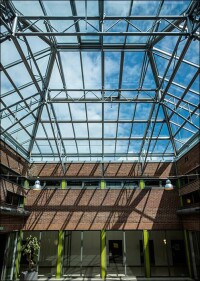 275 m² großes, zweifach isoliertes Glasdach unterstützt weltoffenes Schulkonzept