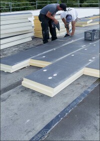 Schwerentflammbares PU-Flachdachelement für brandsichere Dachkonstruktionen