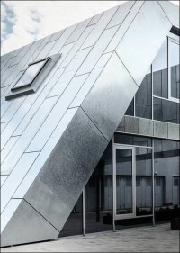 Roto-Entwicklungszentrum mit feuerverzinkter Fassade