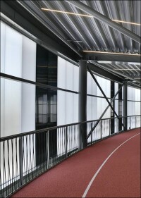 Fitness entlang von transluzenten Lichtbauelementen aus Polycarbonat