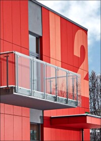 Faserzement-Fassadentafeln mit kräftigen Acrylfarben gecovert