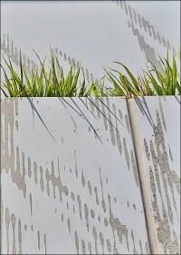 Grafisch gestalteter Architekturbeton spielt mit der partiell verhinderten Zementleimschicht