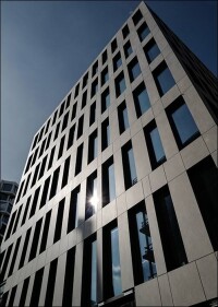 Bis zu 60 m hohe Fassade vom Münchner Kap West mit Hinterschnitt befestigt