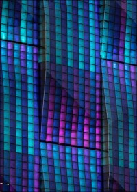 LED-hinterleuchtete 3D-Bio-Medienfassade aus Flachs, Bioharz und Wellpappe