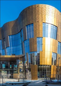 Linit-Fassadenelemente mit fließendem Faltenwurf in Wuppertal