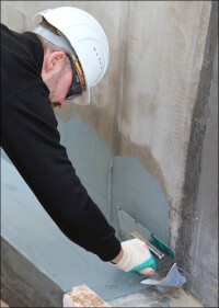 Sockel-Abdichtung à la Remmers mit der Allrounderin MB 2K