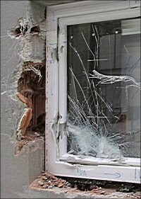 Untersucht: einbruchhemmende Bauelemente in hochwärmedämmendem Ziegelmauerwerk