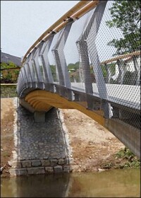 „Stuttgarter Holzbrücke“: Erste integrale Massivholzbrücke mit Gehbelag aus Carbonbeton