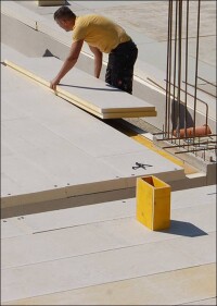 Kein Arbeiten über Kopf: Tiefgaragendämmung von Puren (WLS 026/027) zum Mitbetonieren