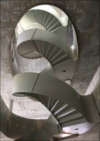 Skulpturale Stahlwendeltreppe über 5 Etagen als kommunikativer Mittelpunkt für Forscher