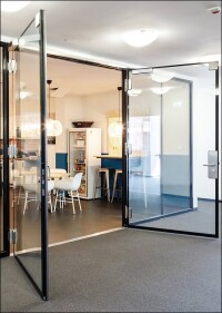 Rahmenlose Brandschutz-Ganzglastür von Promat