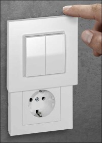 „Versteckdose“: TCS kombiniert elegant Schalter für Hue-Leuchten mit einer normalen Steckdose