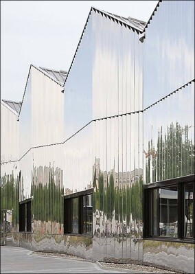 Busdepot in Winterthur mit hochglänzender Chromstahlfassade