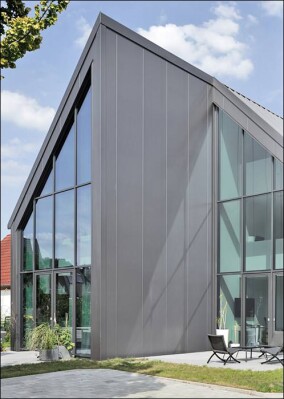 Wohnhaus vom Sockel bis zum First in Sandwichpaneele gehüllt