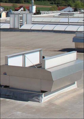 Lichtband mit regensicherer Lüftung von Lamilux und Roda