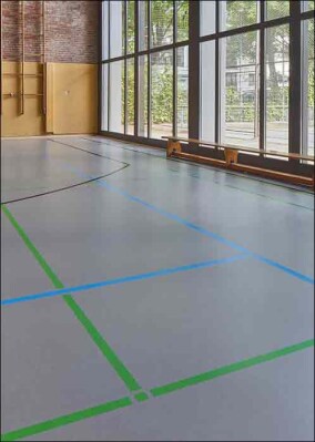 Sporthallensanierungen mit einem selbstklebenden Kautschukbelag von Nora Systems