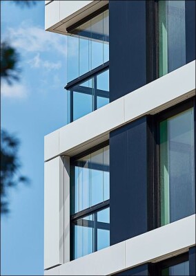 Balkonverglasung à la Solarlux für Wohntürme à la „Skyline Living“ in Stuttgart