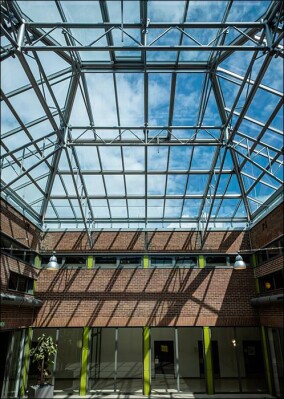 275 m² großes, zweifach isoliertes Glasdach unterstützt weltoffenes Schulkonzept