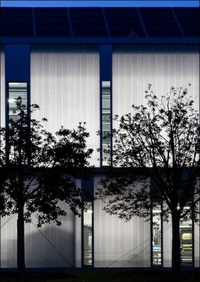 Produktionsstätte mit rundum Profilglas und transluzenter Wärmedämmung