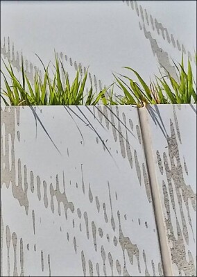 Grafisch gestalteter Architekturbeton spielt mit der partiell verhinderten Zementleimschicht