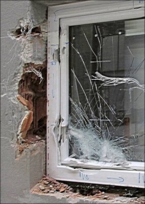 Untersucht: einbruchhemmende Bauelemente in hochwärmedämmendem Ziegelmauerwerk