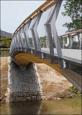 „Stuttgarter Holzbrücke“: Erste integrale Massivholzbrücke mit Gehbelag aus Carbonbeton