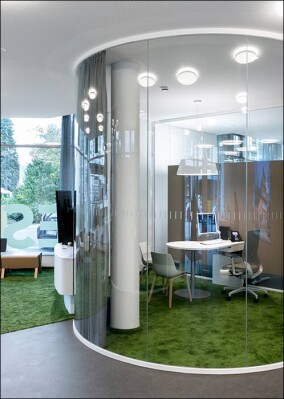AOK-Kundenzentrum: von Feco-Ganzglastrennwänden bis zur Clean Desk Policy