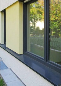 Lange, durchlaufende Fensterbänke in WDVS-Fassaden